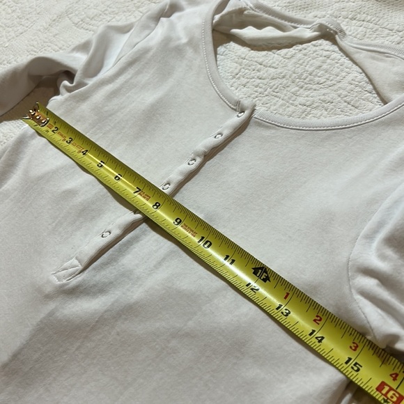 Chaser Ruffle Vent Back Henley. NWT. Medium - Picture 5 of 6